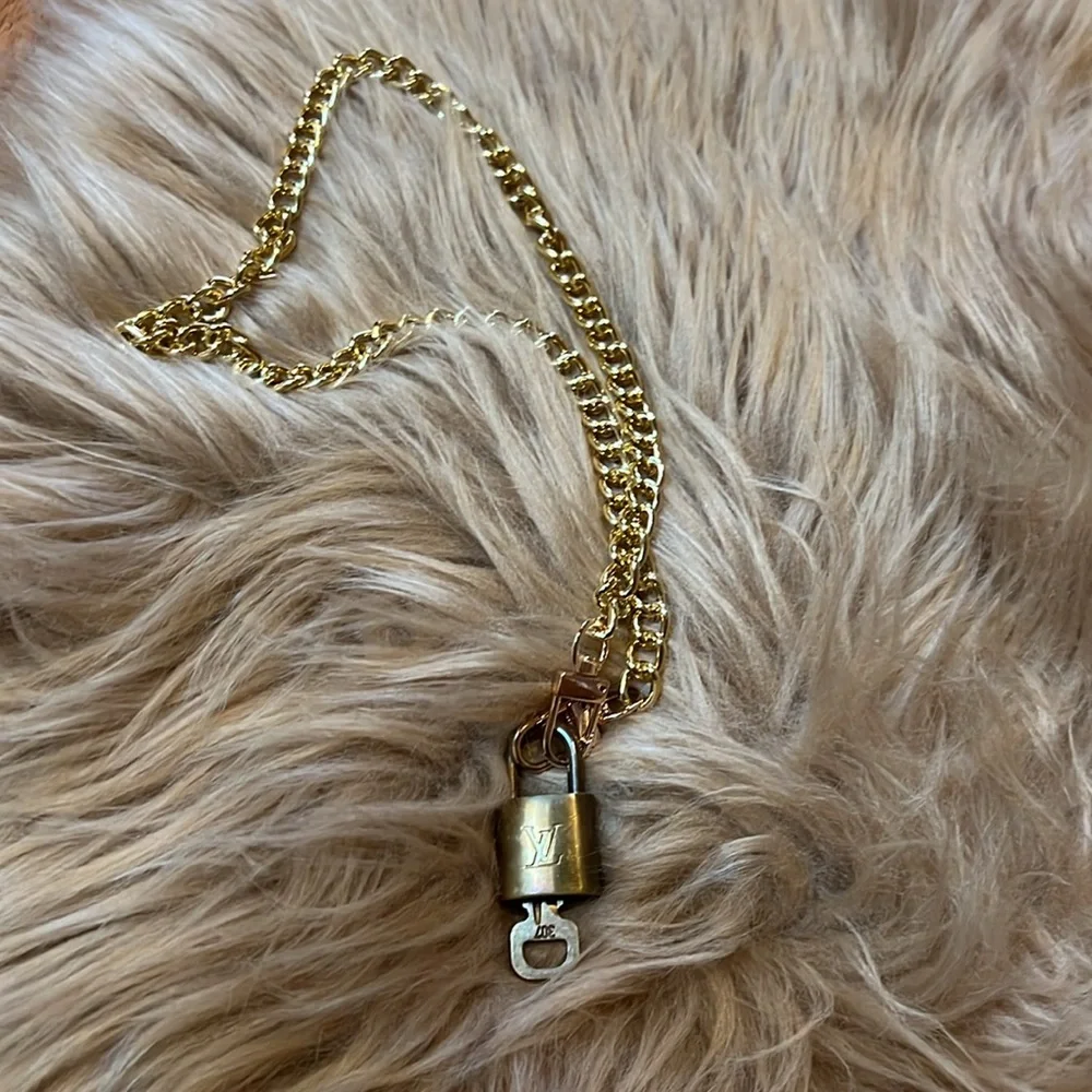 🧡Gold Chain Necklace with LV Lock Pendant 307 - Picture 6 of 14